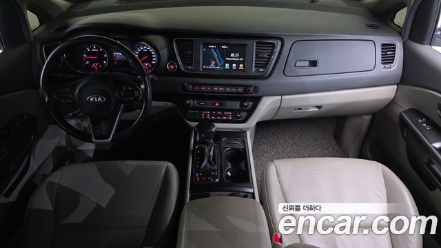 Kia Carnival — interior