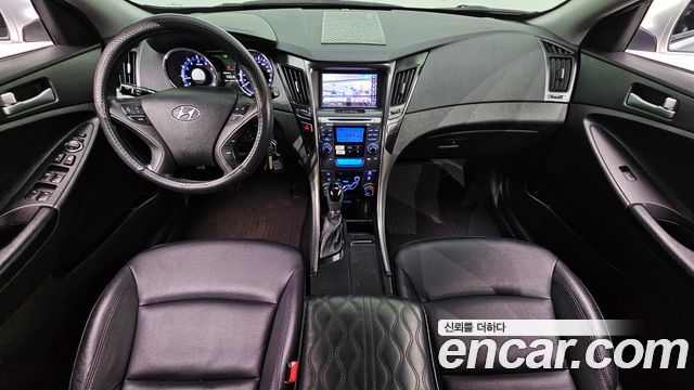 Hyundai Sonata — interior