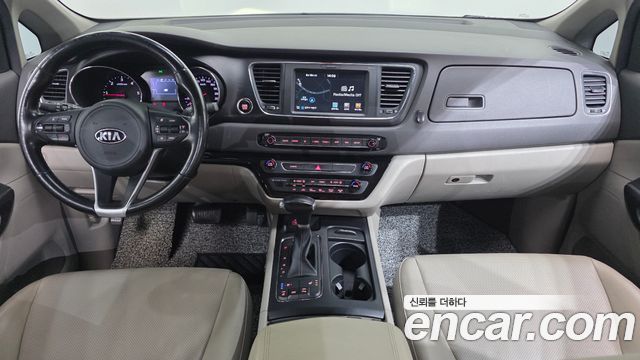 Kia Carnival — interior