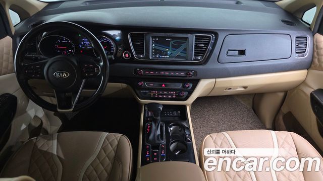 Kia Carnival — interior