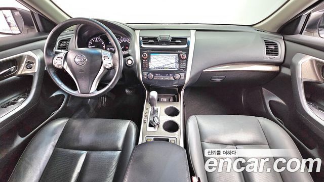 Nissan Altima — interior