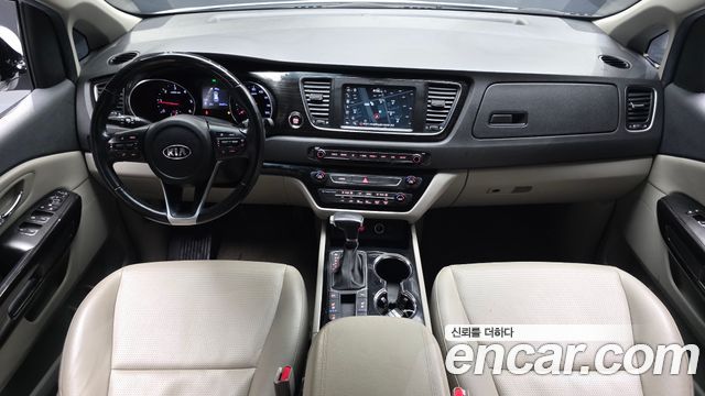Kia Carnival — interior