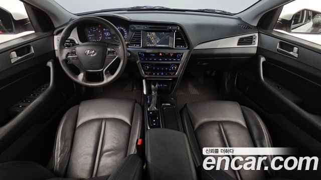 Hyundai Sonata — interior
