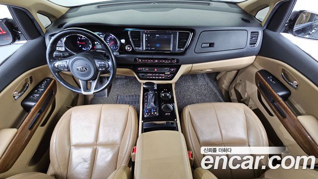 Kia Carnival — interior