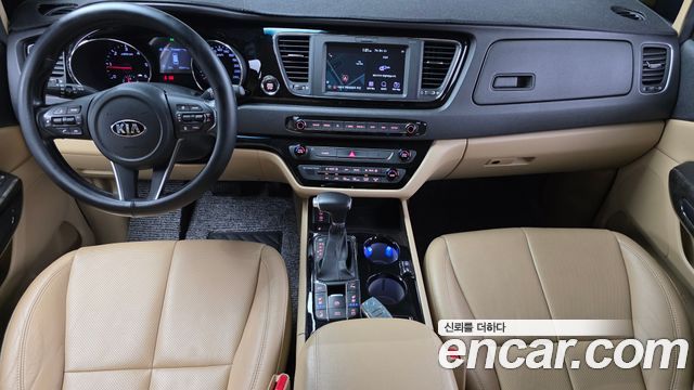 Kia Carnival — interior