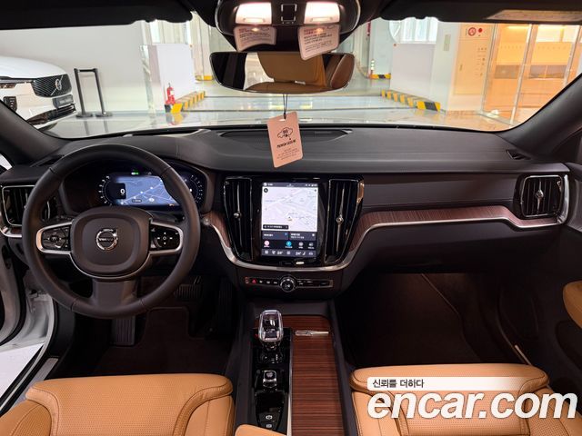 Volvo V60 — interior