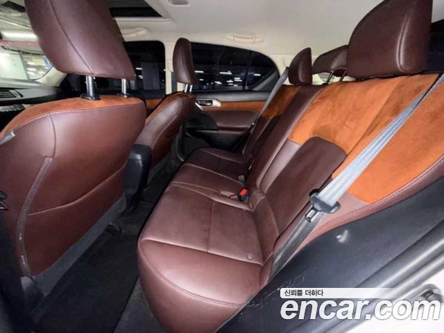 Lexus CT200h — interior
