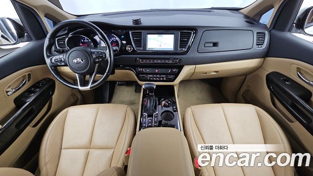 Kia Carnival — interior