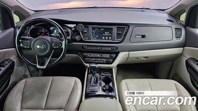 Kia Carnival — interior
