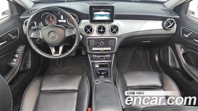 Mercedes-Benz GLA-Class — interior