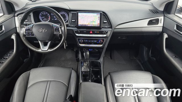 Hyundai Sonata — interior