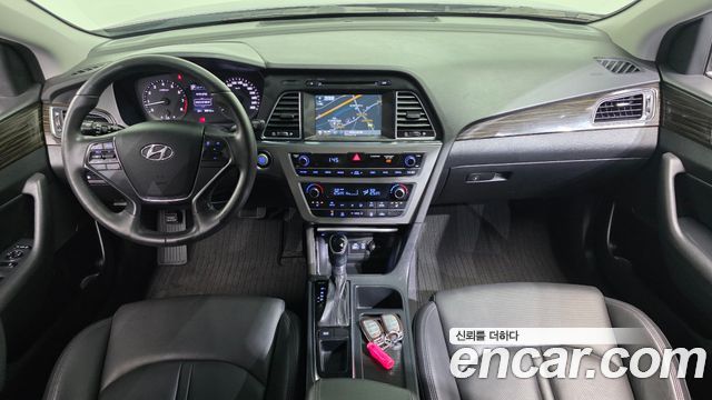 Hyundai Sonata — interior