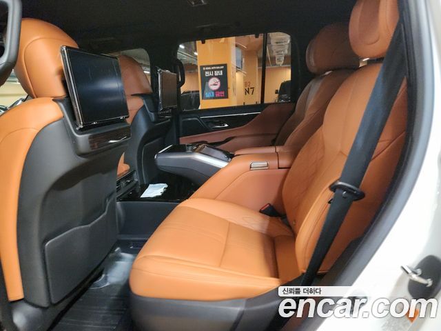 Lexus LX — interior