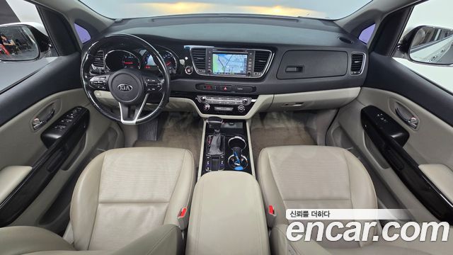 Kia Carnival — interior