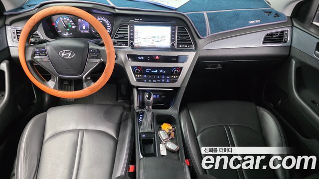 Hyundai Sonata — interior