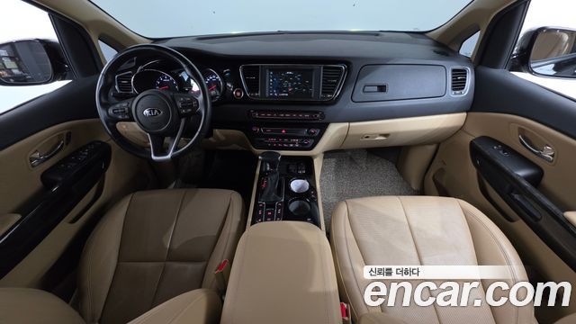 Kia Carnival — interior
