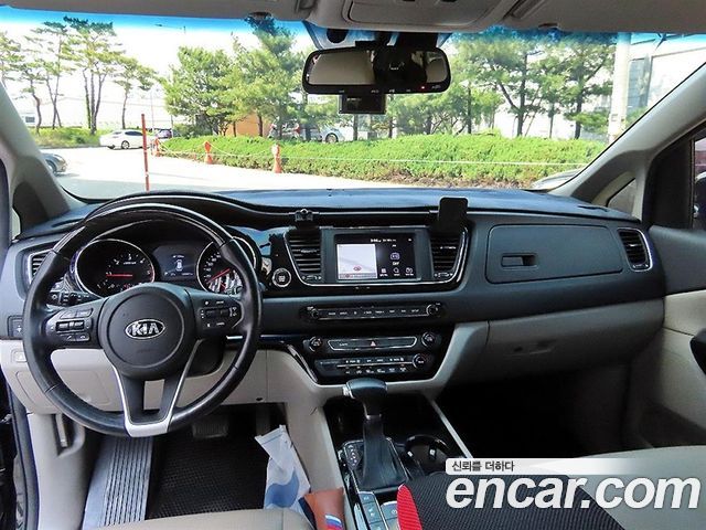Kia Carnival — interior