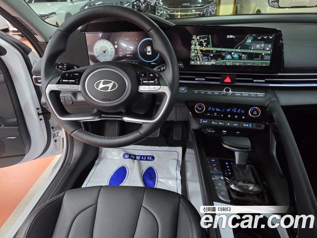 Hyundai Avante — interior