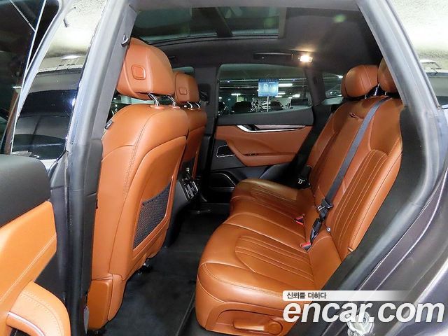 Maserati Levante — interior