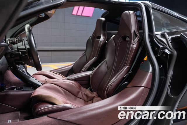 McLaren 720S — interior