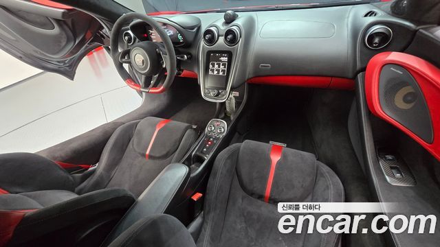 McLaren 570S — interior