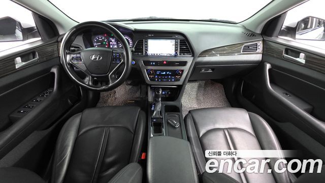 Hyundai Sonata — interior