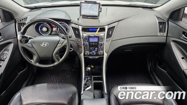 Hyundai Sonata — interior