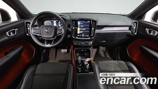 Volvo XC40 — interior
