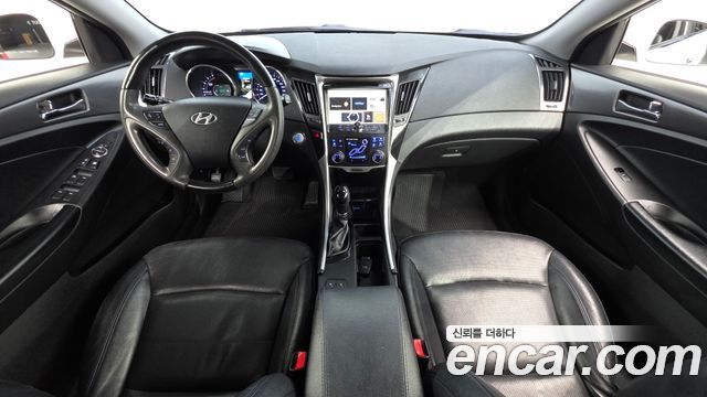 Hyundai Sonata — interior