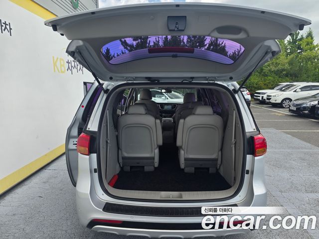 Kia Carnival — interior