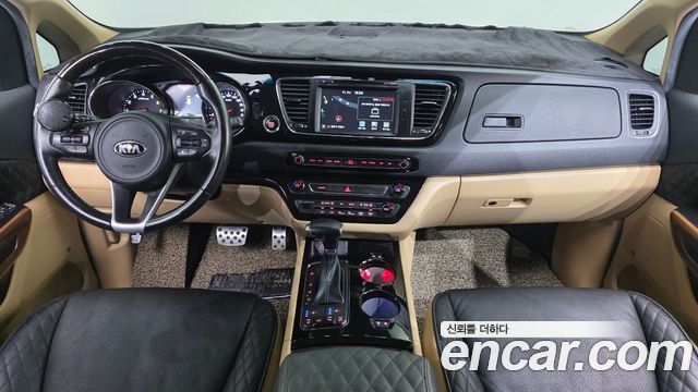 Kia Carnival — interior
