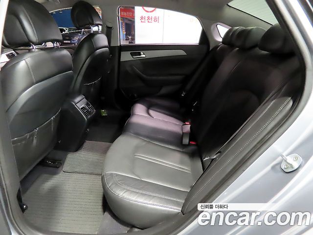 Hyundai Sonata — interior