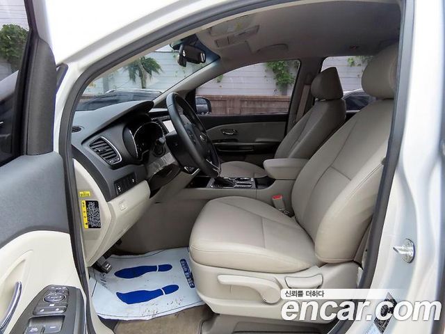 Kia Carnival — interior