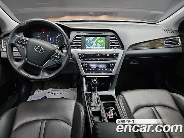 Hyundai Sonata — interior