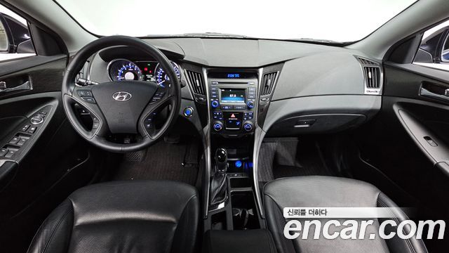 Hyundai Sonata — interior