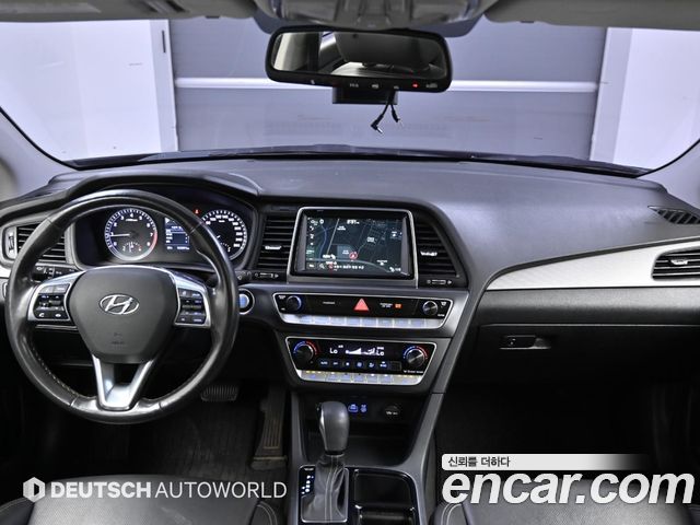 Hyundai Sonata — interior
