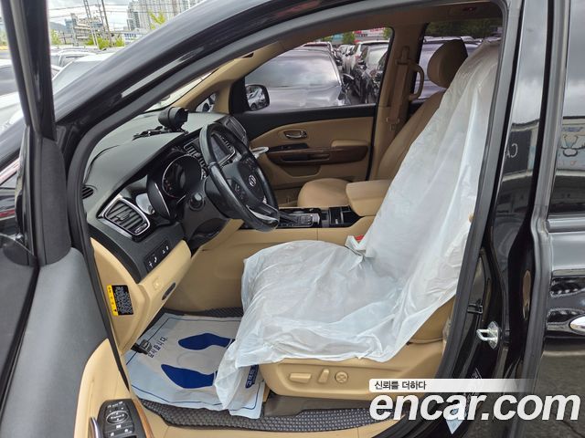 Kia Carnival — interior