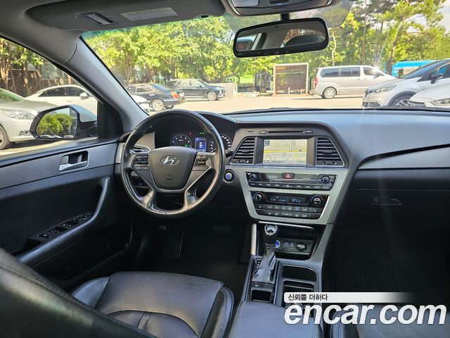 Hyundai Sonata — interior