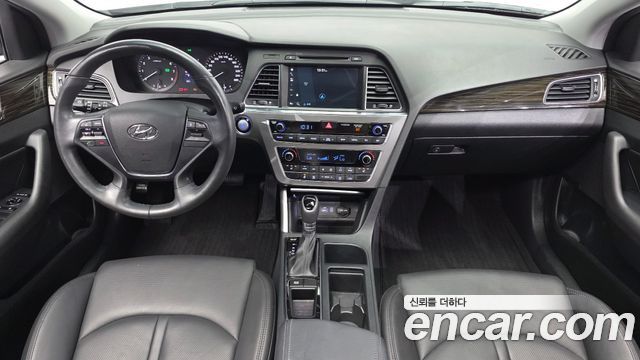Hyundai Sonata — interior