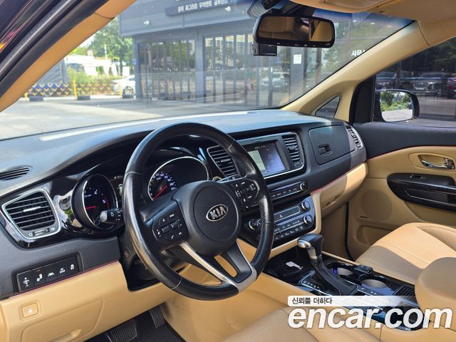 Kia Carnival — interior