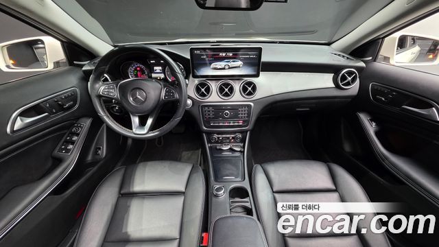 Mercedes-Benz GLA-Class — interior