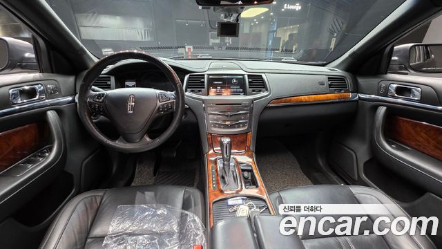 Lincoln MKS — interior