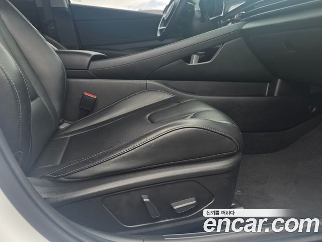 Hyundai Avante — interior