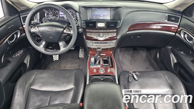 Infiniti M — interior
