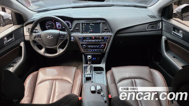 Hyundai Sonata — interior