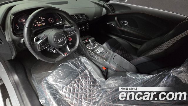 Audi R8 — interior