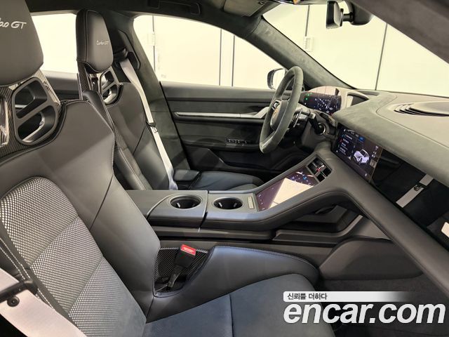 Porsche Taycan — interior