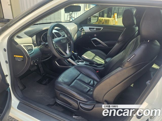 Hyundai Veloster — interior