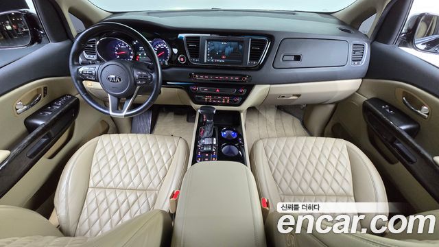 Kia Carnival — interior