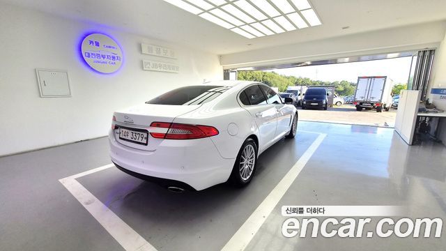 Jaguar XF — interior